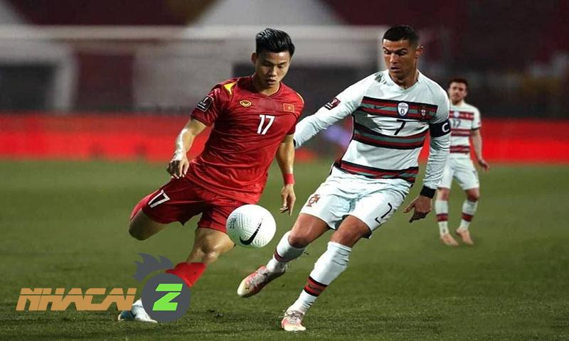 Ảnh chế đội tuyển Việt Nam tranh bóng cùng Ronaldo tại world cup 2022