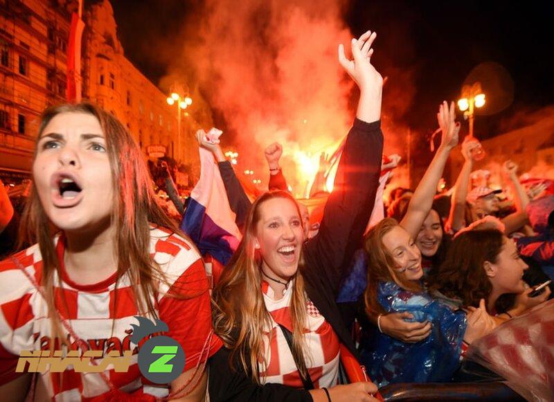 Hình ảnh cổ động viên Croatia ăn mừng trước chiến thắng của đội tuyển