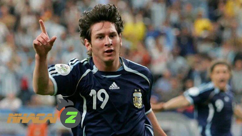 Messi lần đầu tiên tham dự đấu World Cup vào năm 2006