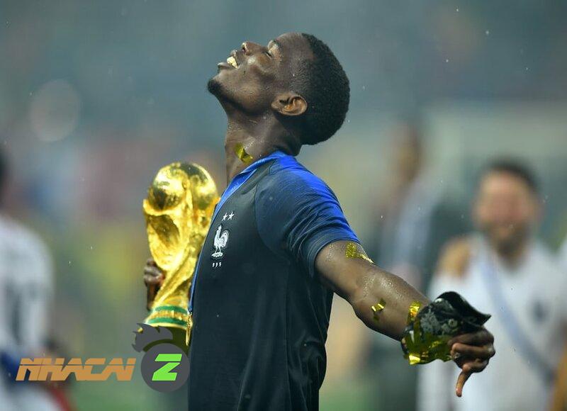 Paul Pogba đã xuất sắc ẵm trên tay chiếc cúp vàng World Cup 2018