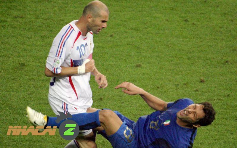 Khoảnh khắc Zidane húc đầu vào Marco