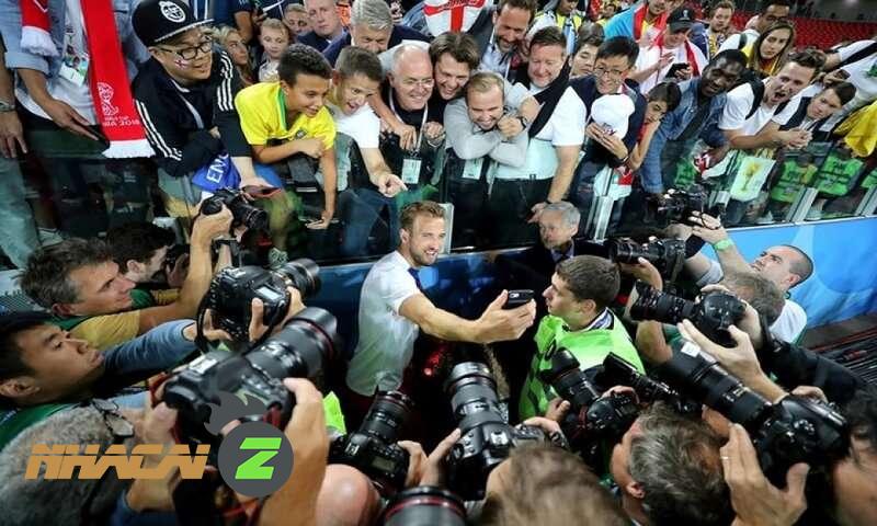 Tiền đạo Kane cùng fan hâm mộ và phóng viên