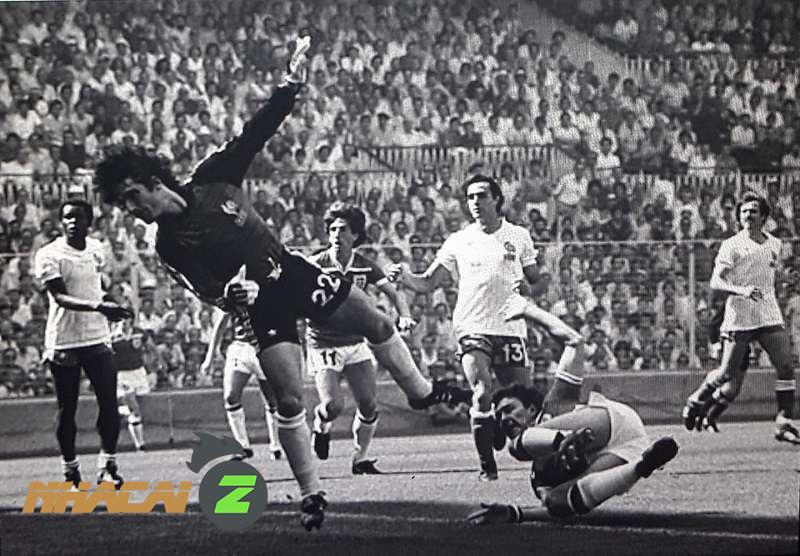 Bryan Robson làm choáng váng Pháp trong 27 giây tại World Cup 1982.