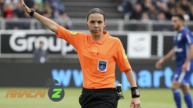 Trọng tài Stéphanie Frappart - nữ trọng tài đầu tiên tại World Cup 2022.